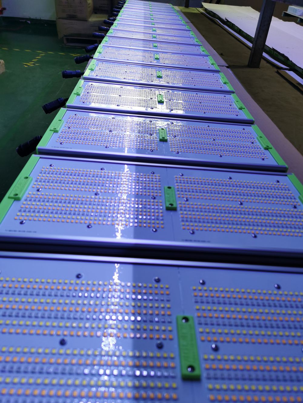 豪门国际官网光电的ＳＭＤＬＥＤ用于公司自产的植物生长灯